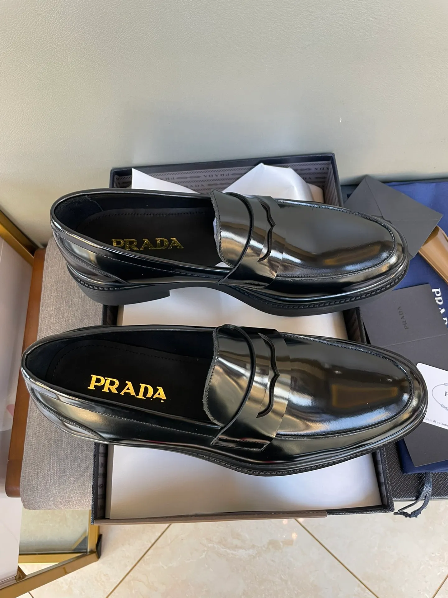 Men's shoes 💰860 💰Best recommendation✨PRADA Prada top purchasing quality imported upper with color-brushed edge beads carved toe design cowhide lining private molded TPU outsole non-slip, wear-resistant and elastic fashionable and versatile burgundy black blue 39-44 in stock (38, 45 customized for replacement, return and exchange)